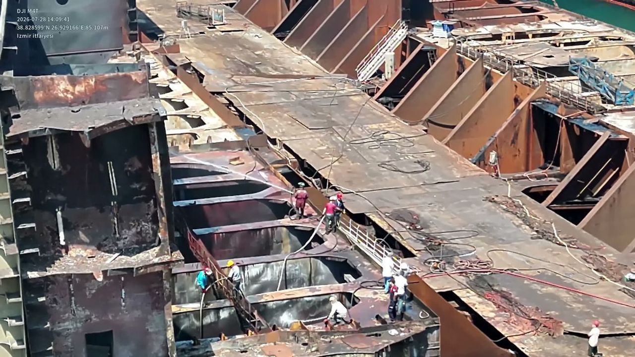 Aliağa'da Yakıt Tankeri Alevlere Teslim Oldu! Ekipler Seferber Oldu