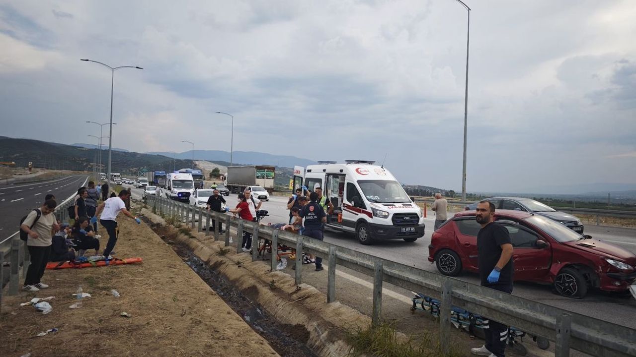 Aydın'da Feci Kaza! Otomobil Otobüse Çarptı, 20 Yaralı