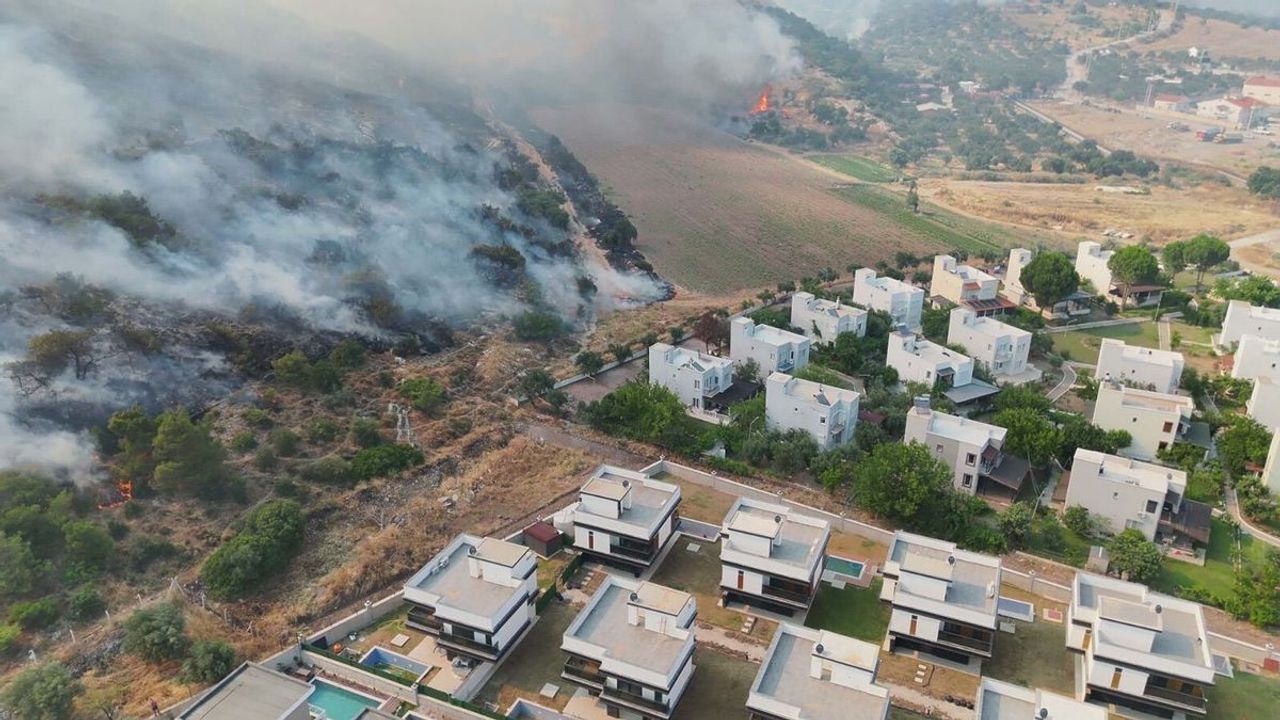 İzmir Dikili'de Korkutan Orman Yangını: Alevler Yerleşim Alanlarına Sıçradı!
