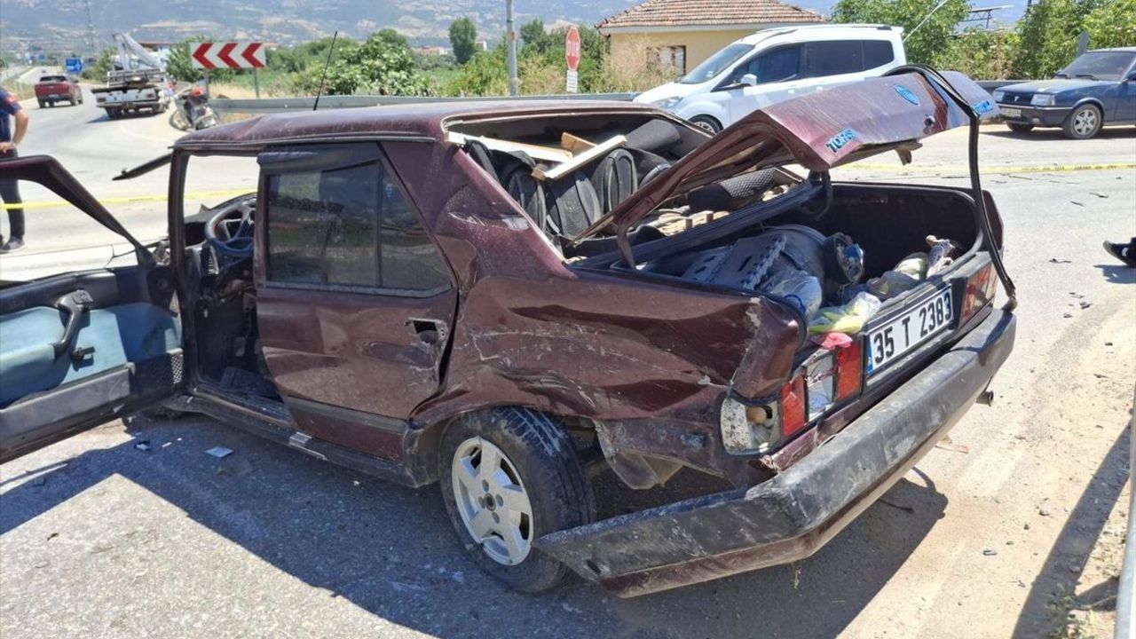 İzmir'de Otomobil ve Su Tankeri Korkunç Çarpışma: Kadın Sürücü Ağır Yaralandı!