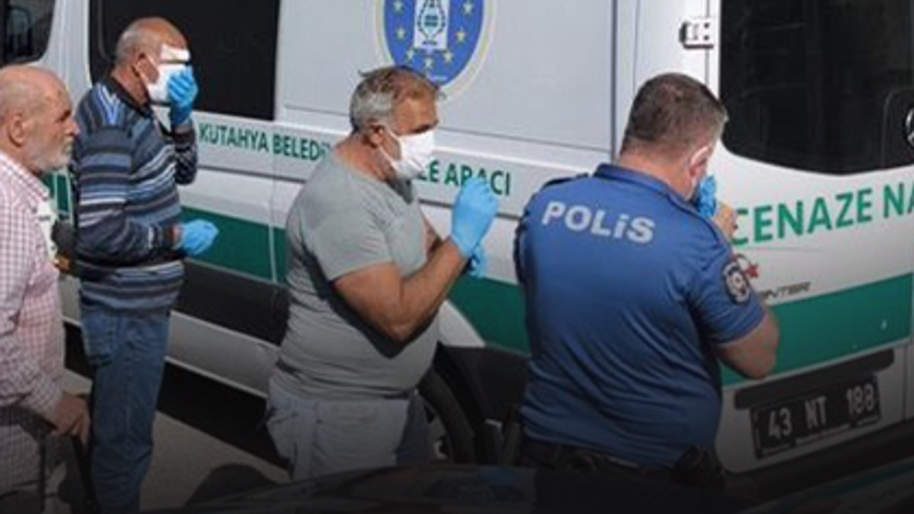Kütahya'da 68 Yaşındaki Kadın Günlerce Cesediyle Yaşadı!