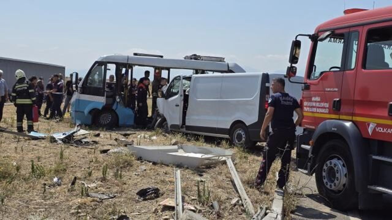 Manisa'da midibüs panelvan çarpıştı: 1 ölü, 10 yaralı!