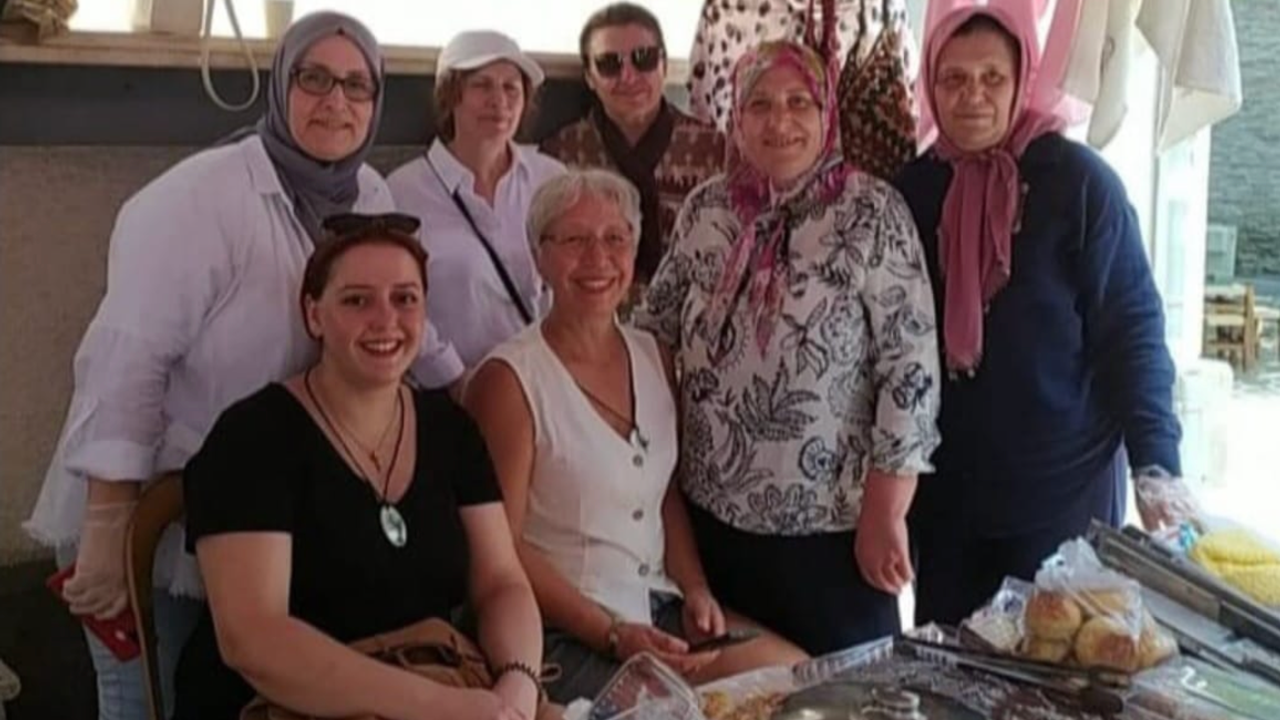 45 Yıl Sonra Veda Değil Vuslat: Öğretmen Nursen Ener Par, Akçaköy'de Eski Öğrencileriyle Buluştu!