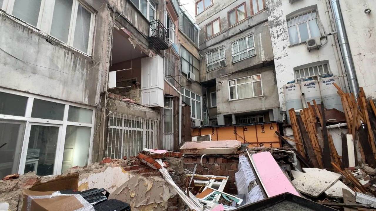 Şişli'de duvar çöktü: 97 yaşındaki kadın yazlıkta olduğu için faciadan döndü