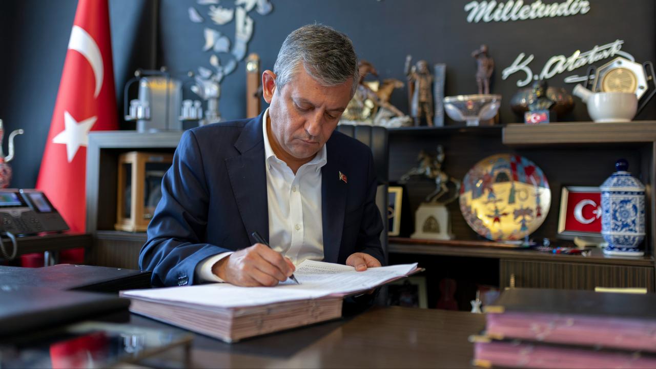 Özgür Özel ve 90 Vekil CHP'den İstifa Etti! Yeni Parti Kuruldu